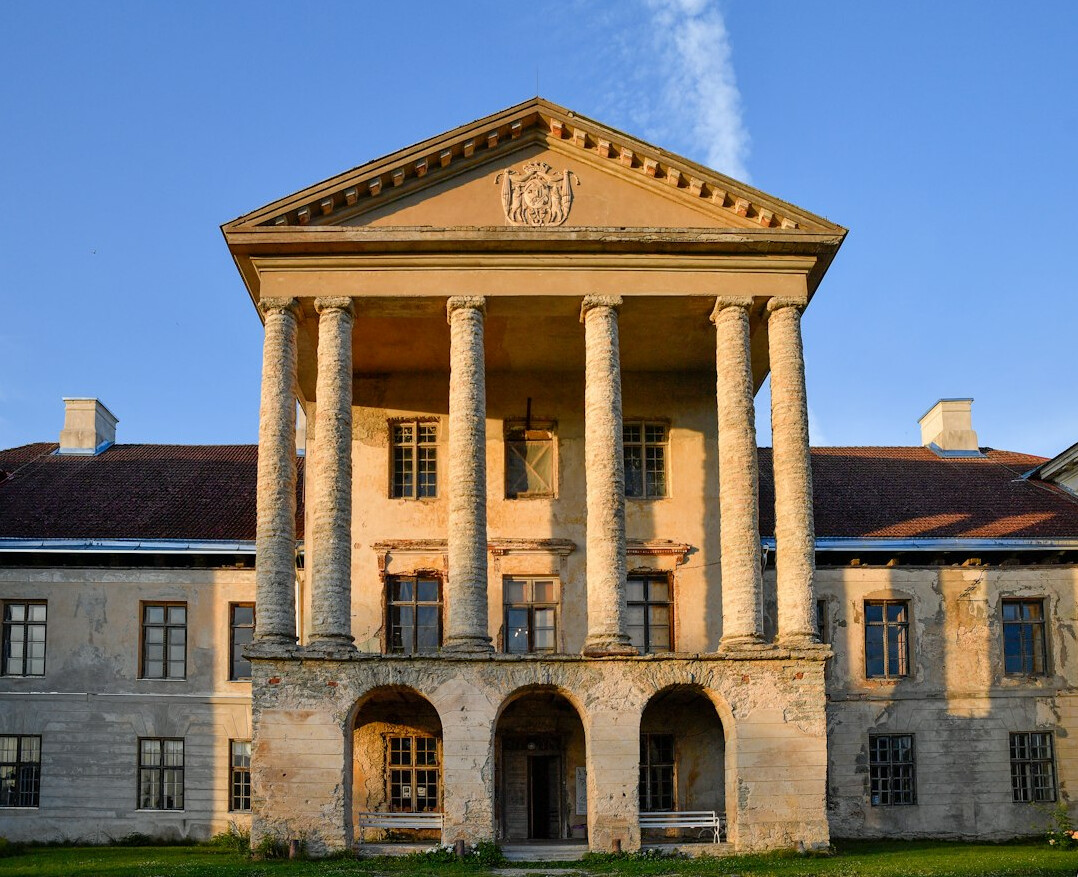 abandoned mansion exterior